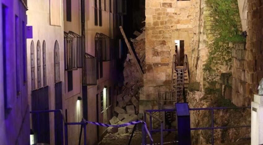  Se derrumba una casa adosada a la muralla junto a la Cueva de Salamanca y la escultura de Pepe Ledesma