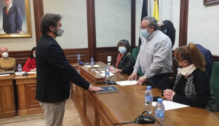  Antonio Cámara, alcalde de Béjar, asegura que la dimisión de Elena Martín no estaba prevista y estrecha la mano a Tú Aportas Béjar