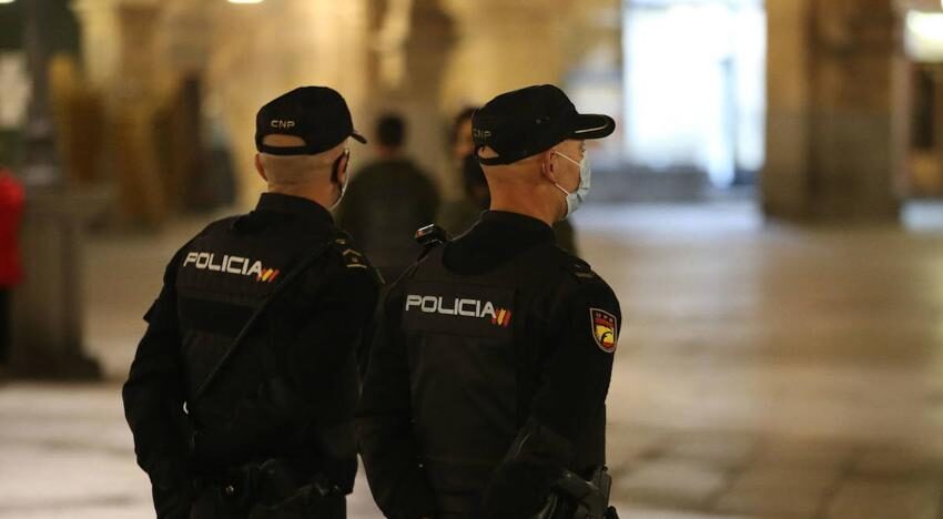  La Policía sorprende a un hombre rompiendo la luna de una carnicería para llevarse un jamón en Salamanca