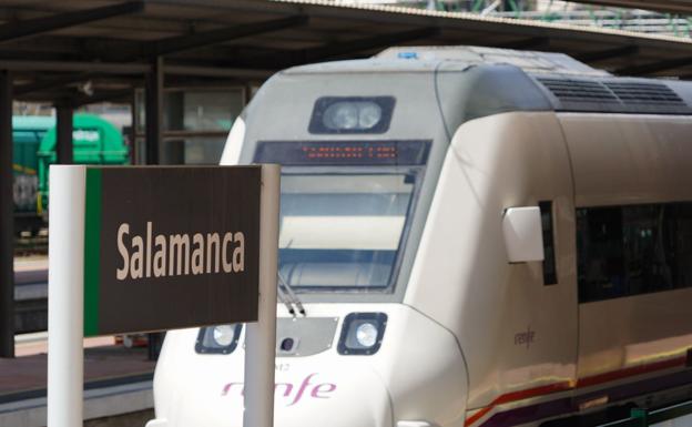 Tren de Renfe en la estación de Salamanca. 