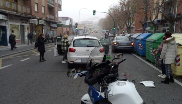  Una persona herida en el choque de un turismo contra otro aparcado en doble fila en la avenida de Filiberto Villalobos
