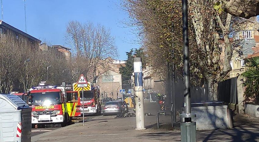  Alarma en la avenida de Reyes de España tras arder un coche en el parking subterráneo