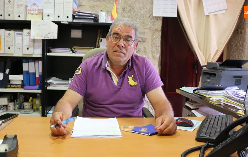  Alfonso Castilla mantiene la tradición de felicitar la Navidad a sus vecinos con 0,50 euros de lotería 