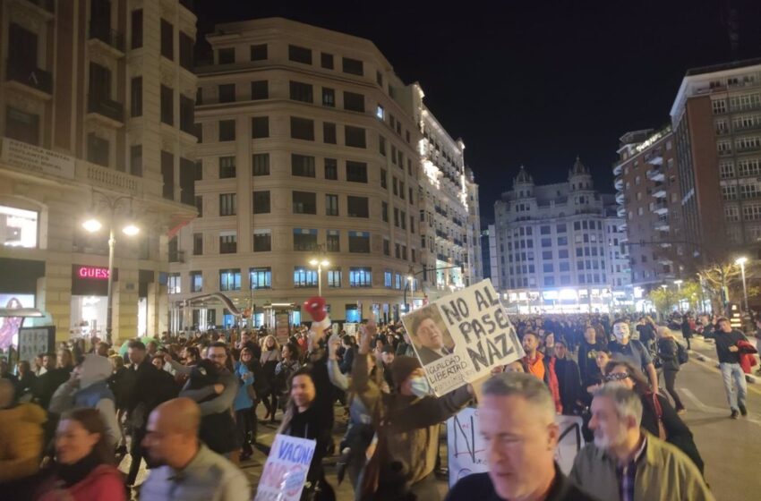  Una manifestación contra el pasaporte covid recorre el centro de València