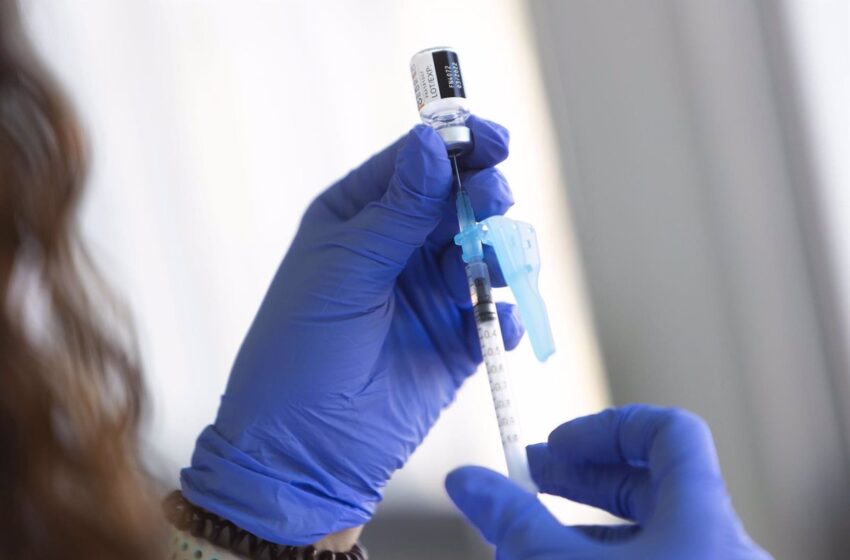  Investigan a un profesor por decir a las familias que la vacuna antiCovid tiene efectos «fatales» para los niños