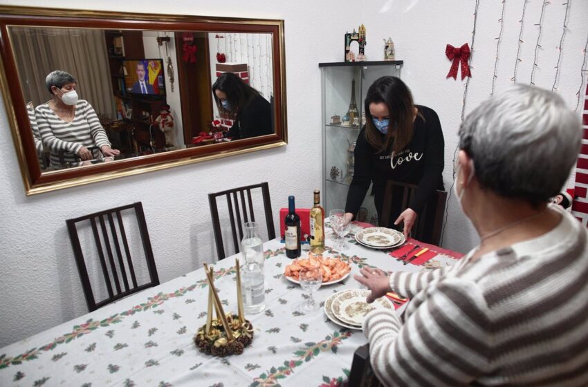  Las CCAA, salvo Galicia y Navarra, optan, a una semana de Nochebuena, por no acotar los asistentes a las cenas navideñas