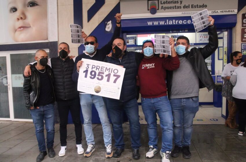  El lotero de Almería que esconde décimos para regalar a sus vecinos reparte 8,5 millones del tercer premio 19.517