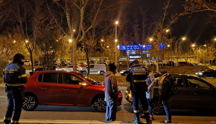  Denso tráfico en la avenida Salamanca provocado por el choque entre dos turismos