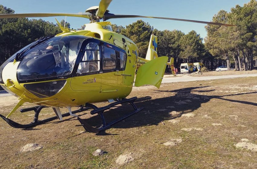  Trasladan en helicóptero al Complejo Asistencial de Salamanca a una motorista que chocó contra un turismo en Las Navas del Marqués (Ávila)