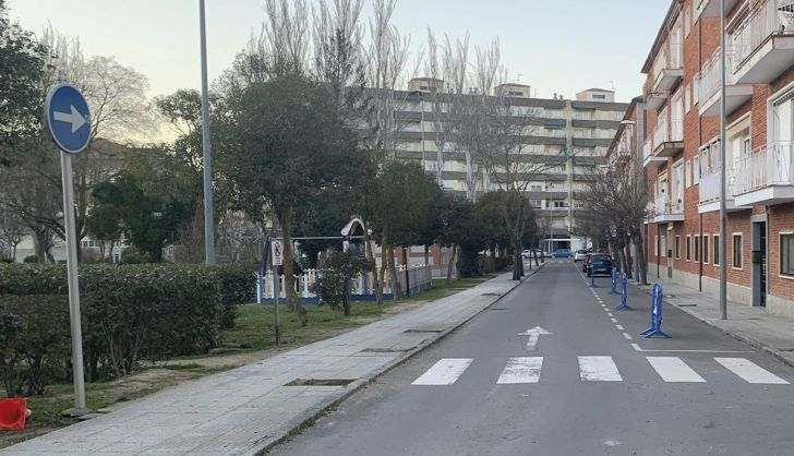  El Ayuntamiento de Peñaranda señala que ha quitado árboles enfermos en la Avenida Carlos I mejorando la accesibilidad