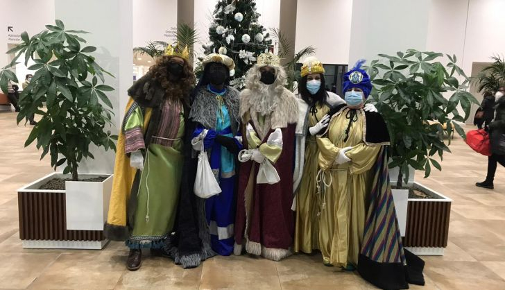  Los Reyes Magos visitan a los más pequeños en el Hospital Universitario de Salamanca