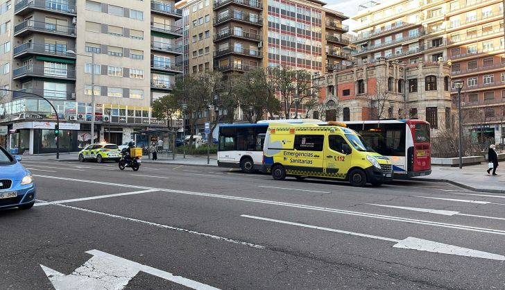  Personal sanitario atiende en el interior de un autobús en la avenida de Mirat a un varón con una brecha en la cabeza