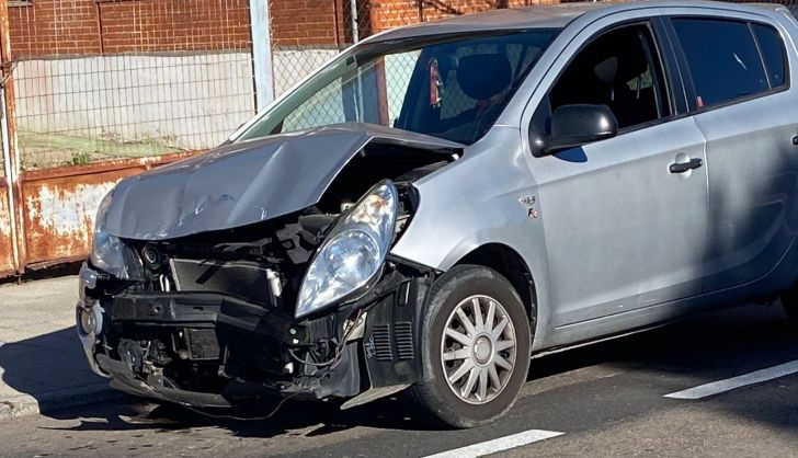  Un herido leve en una colisión entre un turismo y una furgoneta en la calle Maestro Tárrega