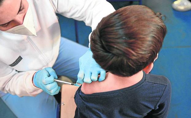 Vacunación contra la covid-19 de un menor en España.