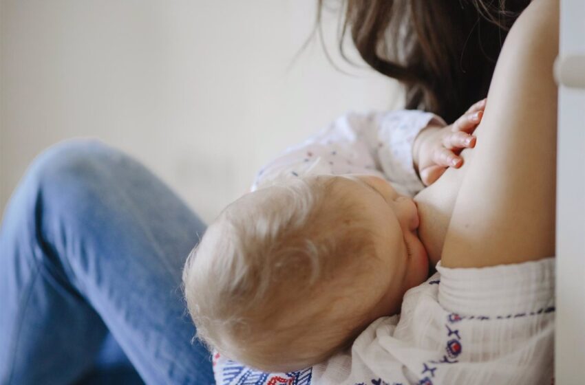  Las mujeres vacunadas contra la COVID-19 transmiten anticuerpos a los bebés amamantados, según estudio