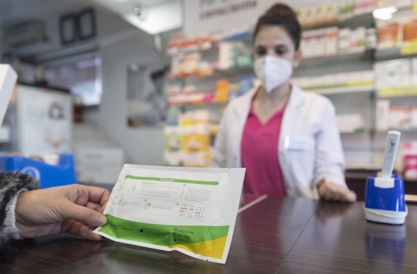  Sanidad fija un precio máximo de venta de 2,94 euros para los test de antígenos en farmacias