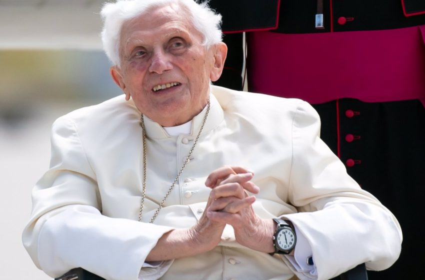  Benedicto XVI siente «vergüenza» por los abusos y «en los próximos días examinará» el informe que le acusa de inacción