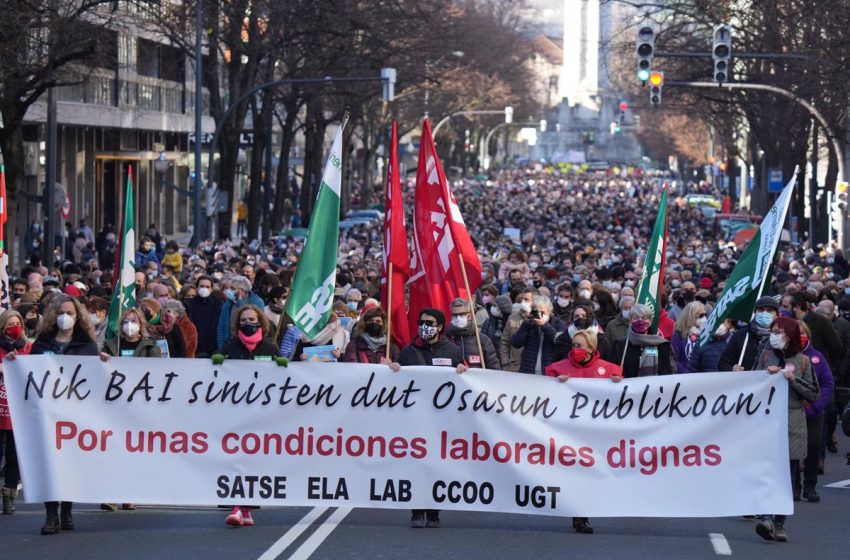  Miles de personas denuncian en las capitales vascas el «colapso» de Osakidetza y reclaman «más medios»