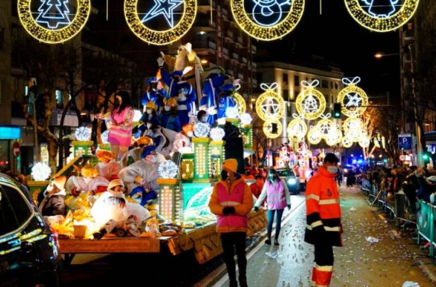  Los Reyes Magos devuelven la ilusión a las calles salmantinas con entusiasmo infantil y sin grandes aglomeraciones