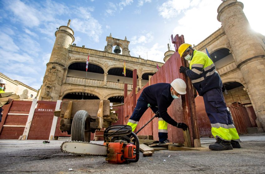  Operarios municipales ‘construyen’ el coso taurino para los festejos previstos entre el 26 de febrero y el 2 de marzo