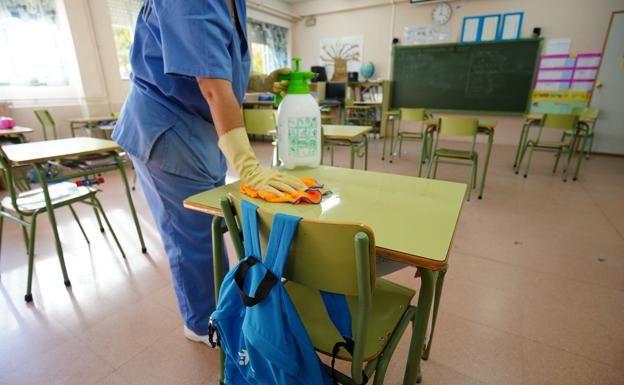 Limpiadora encargada de la desinfección en un colegio. 