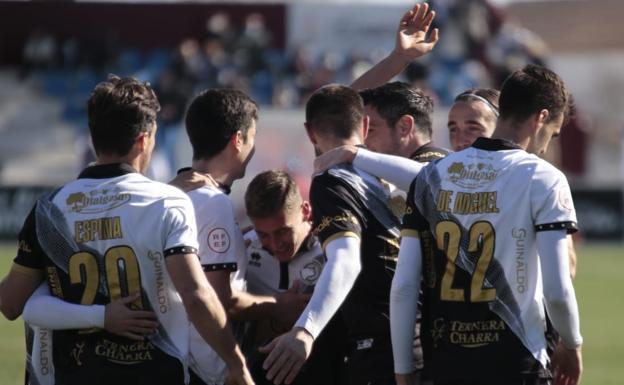 Los jugadores de Unionistas celebran uno de los goles al Talavera. 