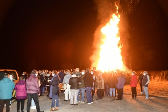  El fuego en honor a San Blas remata el ciclo de hogueras invernales