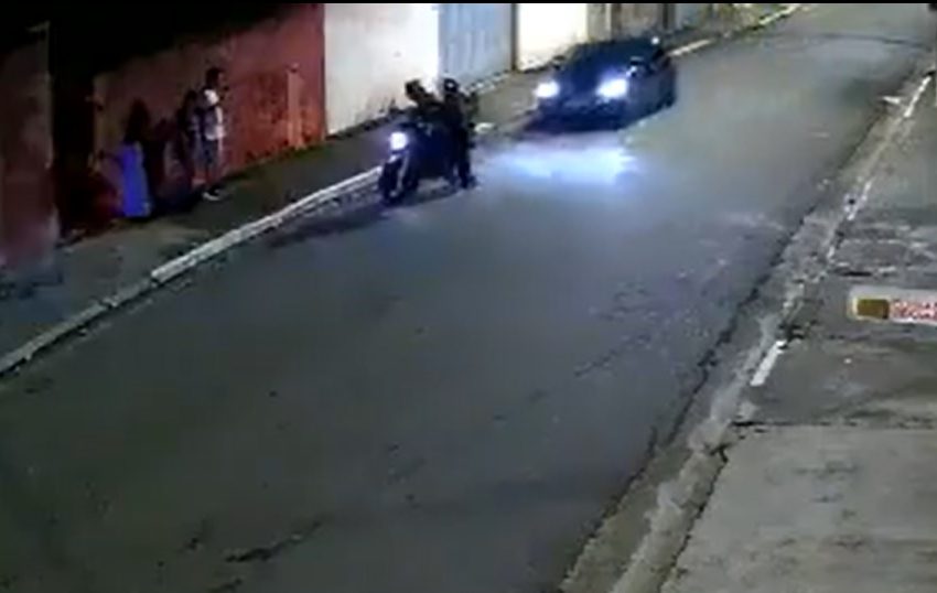  VÍDEO. Embiste con su coche la moto en la que huían los ladrones después de robarle a sus sobrinos