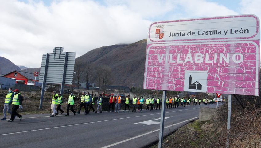  Cerca de 2.500 vecinos de Villablino despiden a los participantes en la protesta en su salida hacia Palacios del Sil. León
