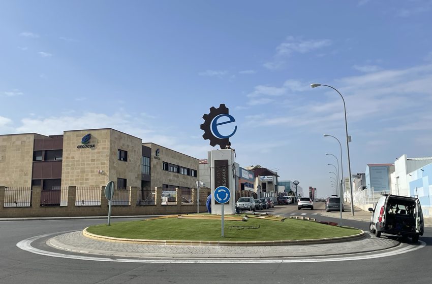  El Ayuntamiento de Carbajosa instala una escultura en honor de los empresarios en una rotonda del polígono Montalvo III