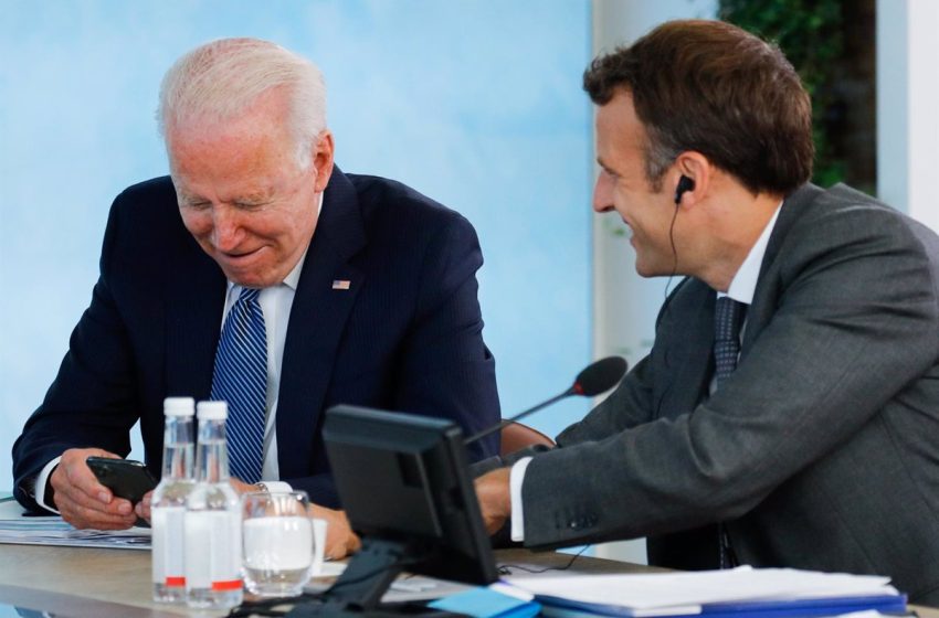  Biden mantiene una conversación con el presidente francés para tratar la acumulación militar en Ucrania