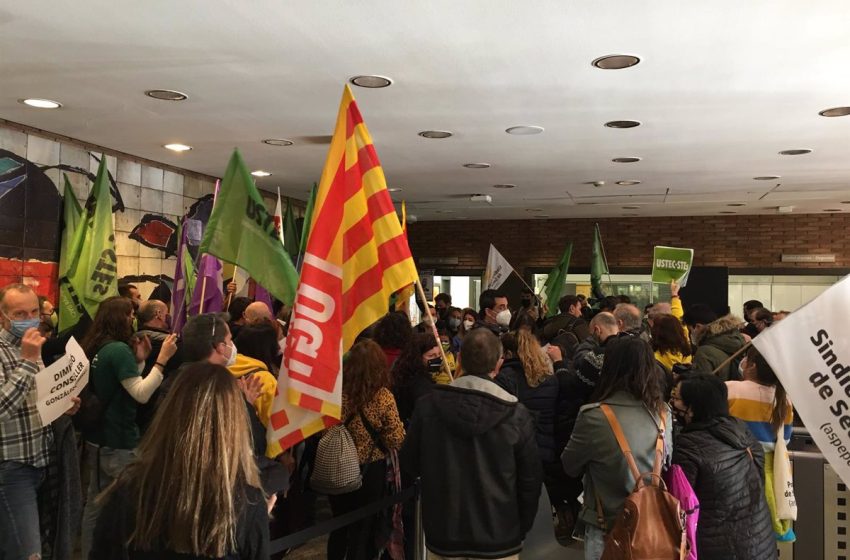  Sindicatos educativos entran a la Conselleria y piden la dimisión de Cambray por el avance de calendario en Cataluña
