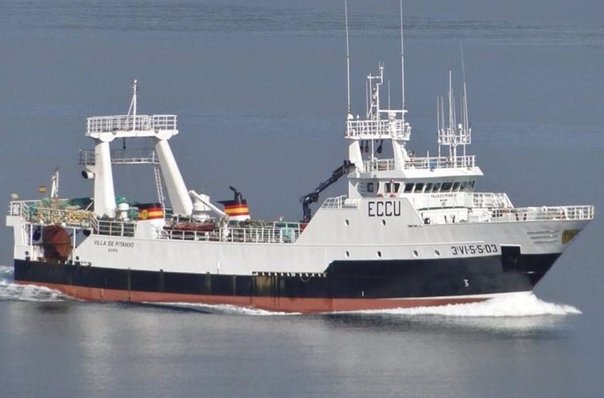  Llega al puerto de Terranova el barco ‘Playa Menduiña 2’, que traslada a tres supervivientes y siete cuerpos