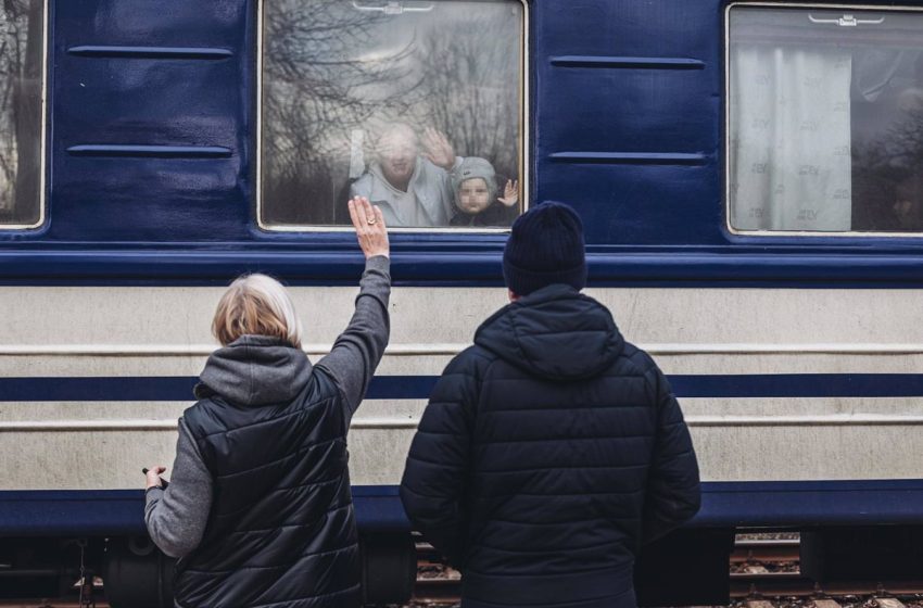  Crisis Ucrania – Rusia: la sobrecogedora imagen de unos abuelos despidiendo a su nieto y otras fotos de refugiados