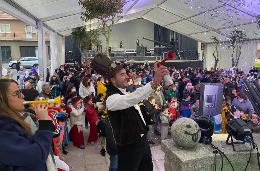  Se han repartido 960 trompetas en la carpa de la plaza de Julián Coca