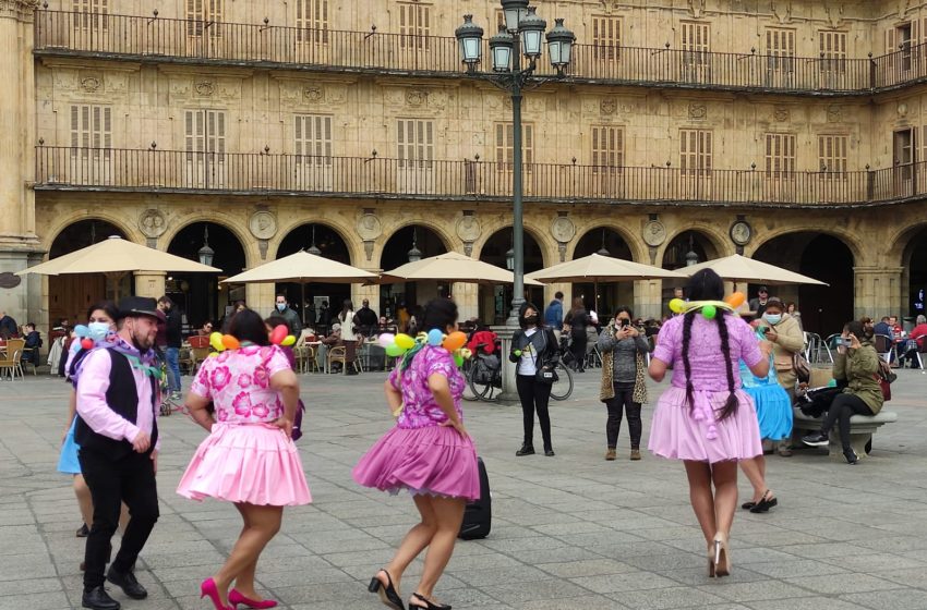  VÍDEO. Un grupo de bolivianos ataviados con trajes del carnaval boliviano bailaron en la Plaza Mayor de Salamanca