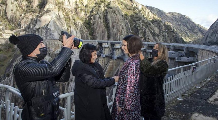  La presa de Aldeadávila en Salamanca brilla como escenario para la moda, el cine y la publicidad