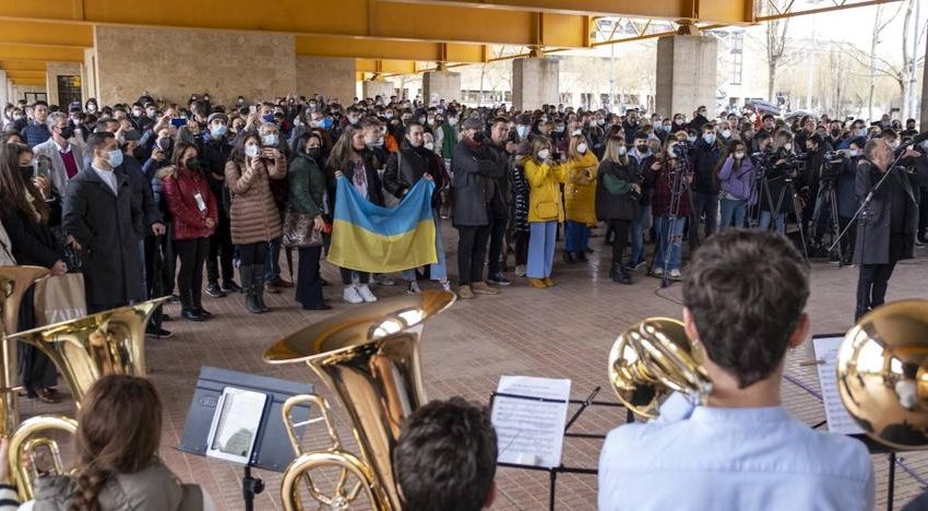  La comunidad universitaria de Salamanca muestra con música y poesía su repulsa a la invasión de Ucrania