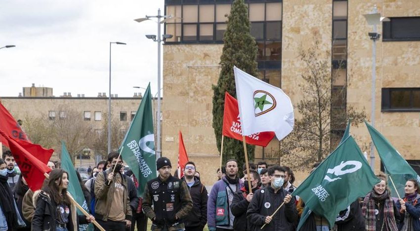  Un centenar de universitarios secunda en Salamanca la huelga al grito de «ministro cobarde, la ‘uni’ está que arde»