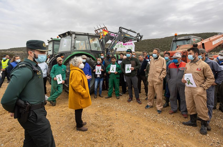  La protesta, convocada de forma espontánea, reúne a 120 agricultores y ganaderos y decenas de tractores y todoterrenos ante el yacimiento de Siega Verde