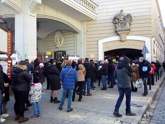  Largas colas para recibir ayuda humanitaria en la ciudad ucraniana de Lviv
