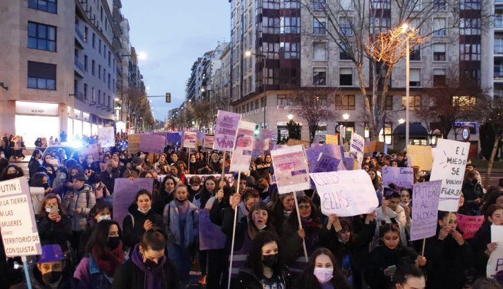  Salamanca se tiñe de morado para reivindicar la lucha feminista al grito de: “Vox fascistas, vuestras hijas feministas”