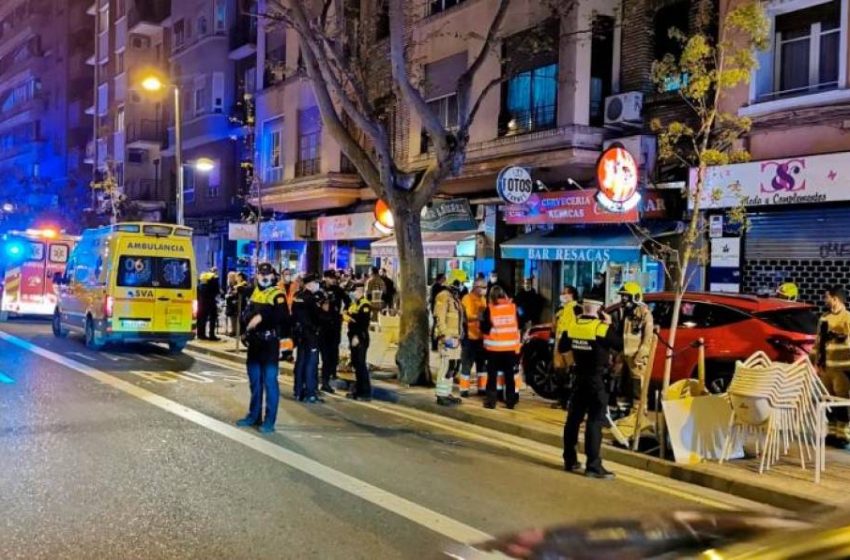  Cuatro personas heridas, una de ellas grave, tras invadir un coche una terraza de bar en Zaragoza