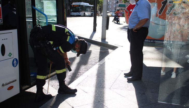  El frenazo de un autobús urbano de Salamanca provoca la caída de una mujer en su interior