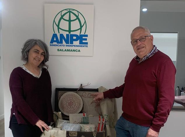  ANPE muestra en su nueva sede los trabajos de bordado de la profesora María Domínguez