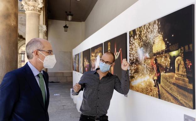 El fotógrafo explica uno de sus trabajos al presidente de la Diputación.