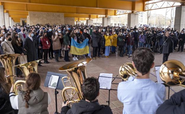 La Facultad de Ciencias Sociales de la Universidad de Salamanca, en colaboración con el Conservatorio Superior de Música de Castilla y León, convoca una concentración por la paz en Ucrania .
