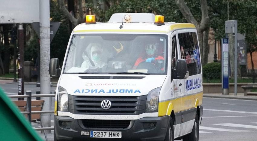  Cuatro heridos tras el choque de un turismo con una farola en el barrio de Tejares de Salamanca