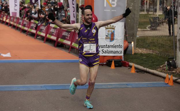 Juan Bueno Losada entra vencedor en la meta. 