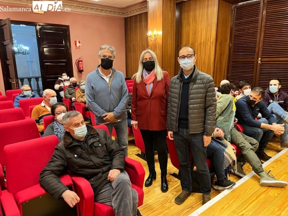  Serrada mantiene un encuentro con los socialistas albenses